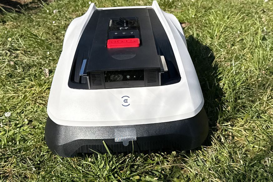 Der Ecovacs Goat O800 RTK Mähroboter ist im Test auf der Wiese im Garten und mäht das Gras.