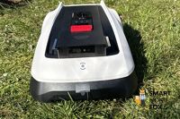 Der Ecovacs Goat O800 RTK Mähroboter ist im Test auf der Wiese im Garten und mäht das Gras.