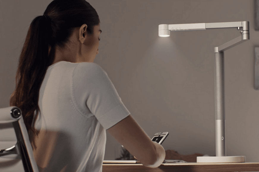 Dyson Solarcycle Morph Leuchte steht auf dem Tisch