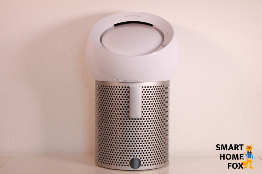 Der Dyson Pure Cool Me BP01 Luftreiniger und Ventilator steht auf einem Regal vor einer Wand