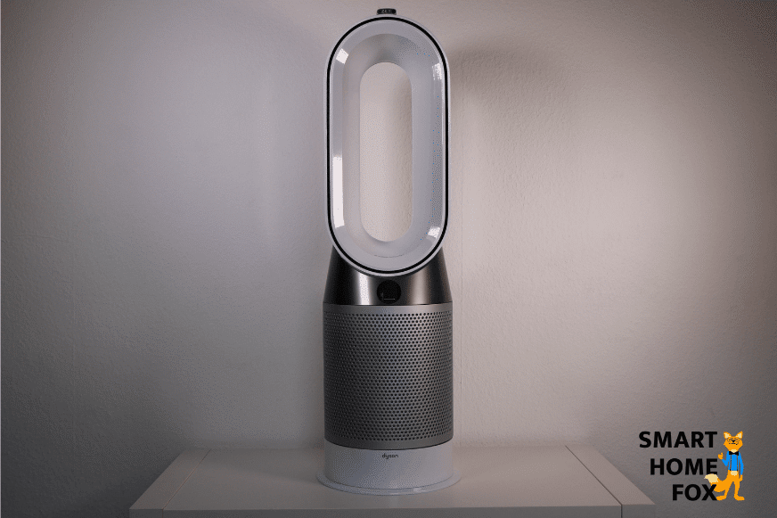 Der Dyson Pure Hot+Cool HP04 steht auf einem Regal