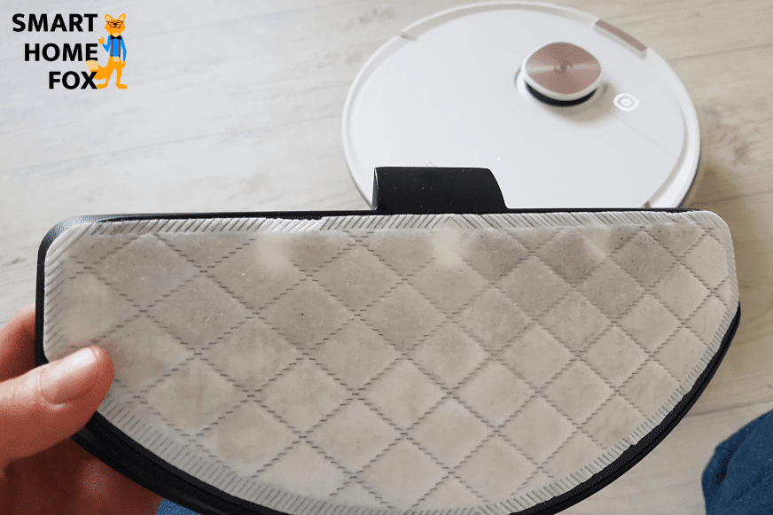 Der dreckige Wischmopp des Ecovacs Deebot T8+ wird in die Kamera gehalten