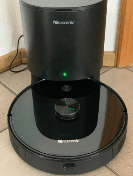 Proscenic M7 Pro steht an der Ladestation