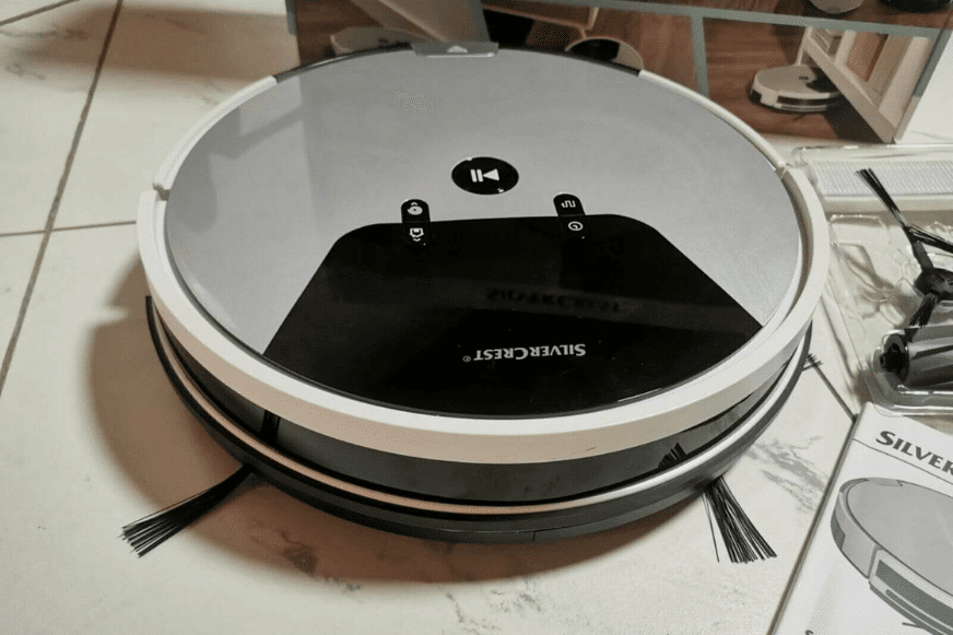 Der Silvercrestr SSRA1 Saugroboter von Lidl steht auf dem Boden