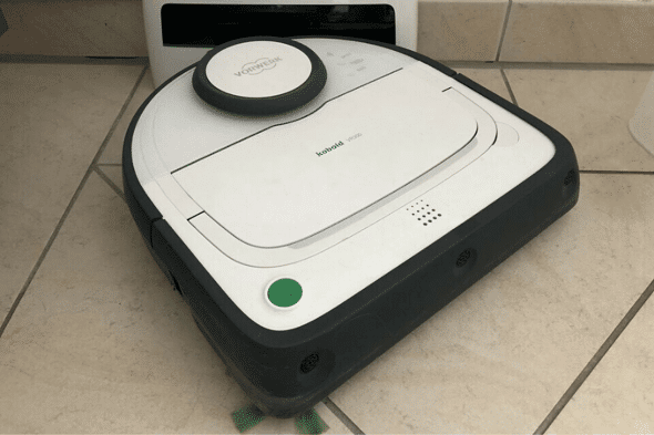 Vorwerk Kobold VR300 steht auf dem Boden