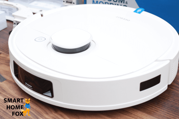 Ecovacs Deebot T9 steht beim Test auf dem Boden