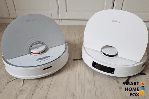 Ecovacs Deebot T9 und der Roborock S7 stehen beim Vergleich auf dem Boden nebeneinander
