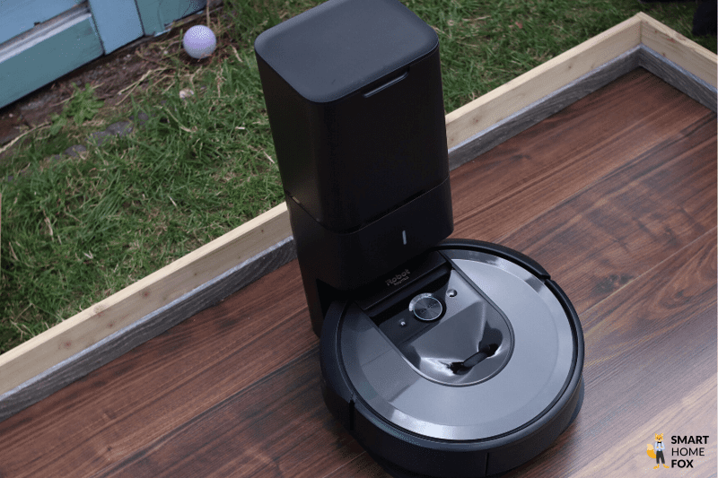 iRobot Saugroboter steht mit Absaugstation im Testareal.