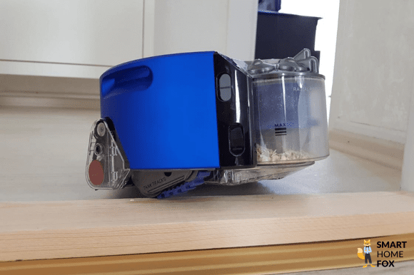 Saugroboter fährt über eine Türschwelle.