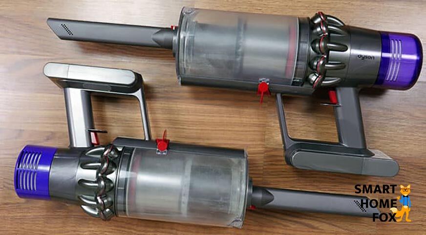 Dyson V10 und V11 im Handsaugermodus. Man sieht die Schmutzbehälter etc.
